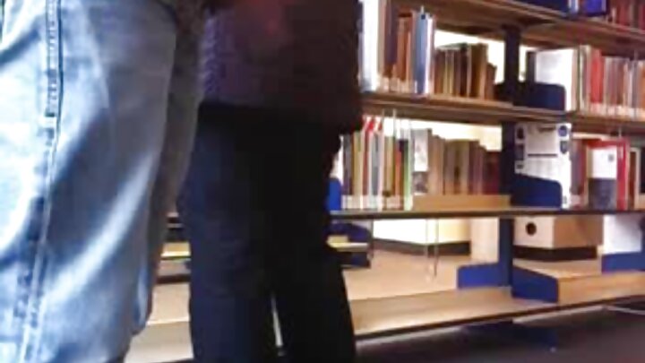 Arvad tüklü ərindən oral seks alır və yalama yaxın planı lentə alır.