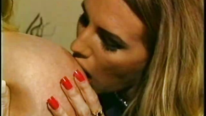 Gülməli bir kənd qızı uzun və çətin bir seansdan sonra kastinqdə sikişir. Oral seks