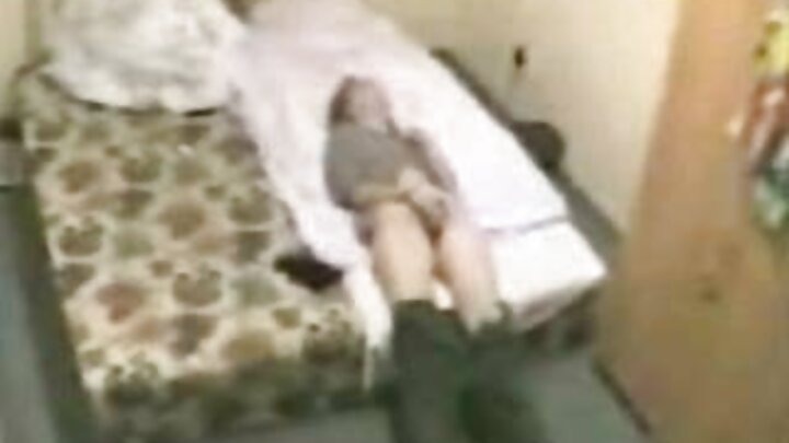 Sarışınla seksdən sonra bir oğlan onun kürəyinə və arxasına sperma püskürdü.