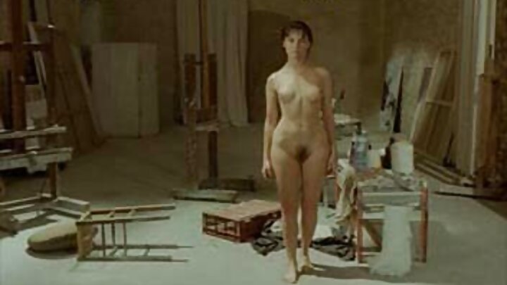 Porno kastinqi zamanı səliqəli şəkildə qırxılmış qasıq tükləri olan gənc qadın bir kişi tərəfindən arxadan sikilir.