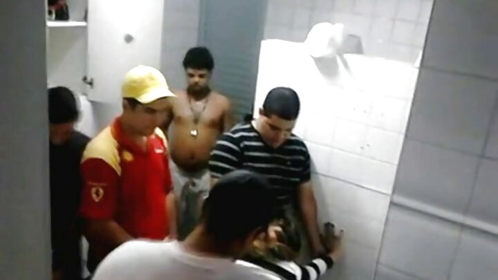 Böyük döşlü Nekane, itaətkar olaraq, oral seks edir və amcıqına bir sik alır.