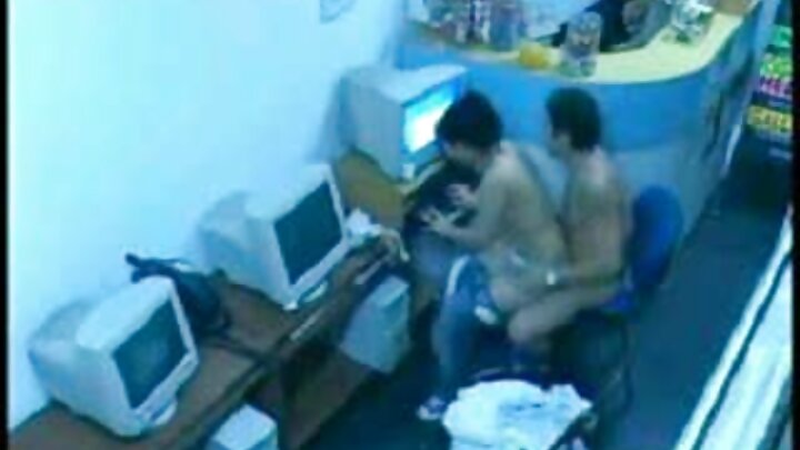 Seksual geyimli sarışın qadın amcığını otaq yoldaşı ilə paylaşdı.