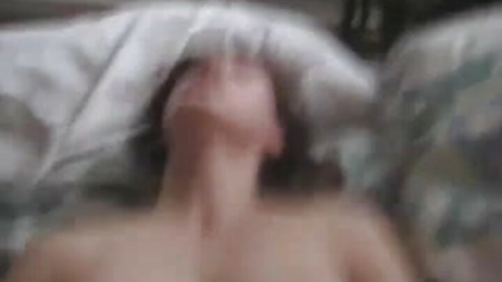 Bir sarışın yetkinləşdi və anasından soruşmadan porno filmdə rol aldı.