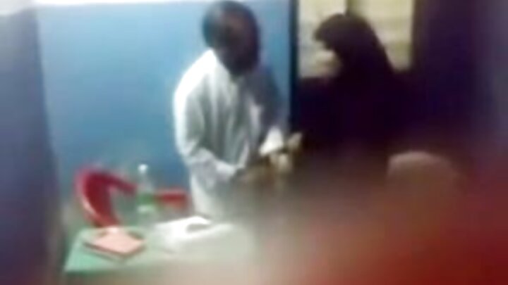 Cazibədar sarışın vebkamera qızı nəhayət üzvü ilə görüşməyə qərar verdi.