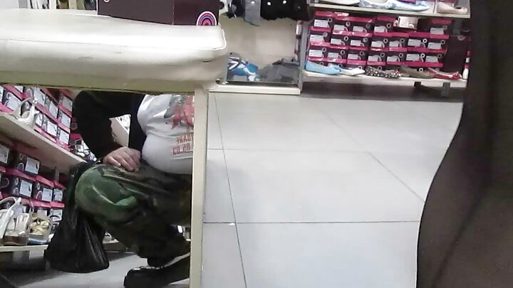 Qırxılmış amcları olan iki sarışın isti bir oğlanla seksdən zövq alır
