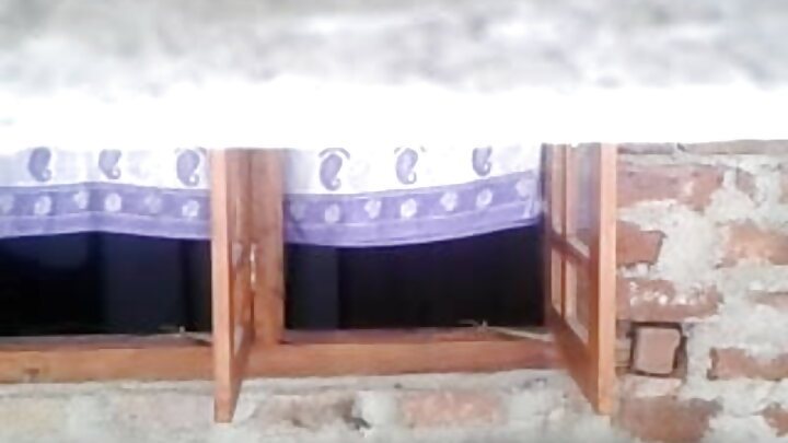 Qarın bir qadın xoşbəxtlik axtararaq porno kastinqə gəldi, amma operator siki ilə onun serviksinə çatdı.
