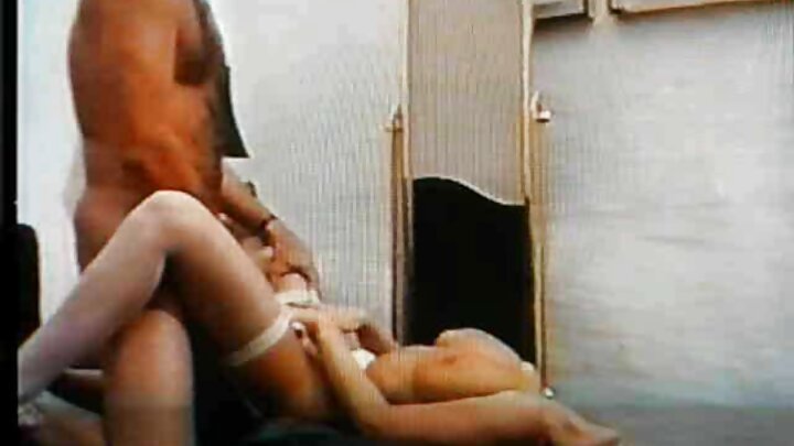Qara dərili qadınla oral qrup seks. Onlar növbə ilə onu ağzına sikir və üzünü sperma ilə örtürlər.