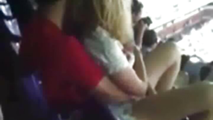 Təcrübəsiz bir sarışın ögey qardaşı ilə porno pozalarını təkrarladı.
