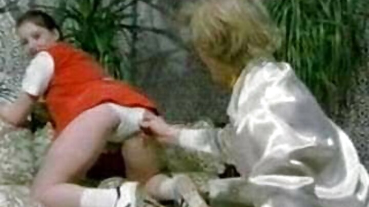 Şəxsi rus pornosunun kraliçası SolaZola geri qayıdıb və yükləyiciyə natura ilə pul ödəyib.