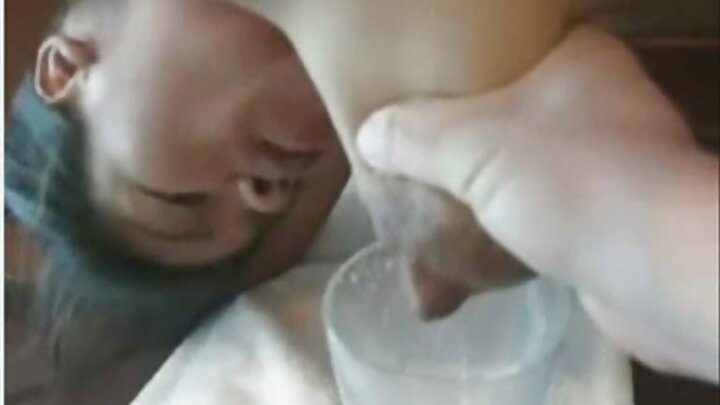 Falçı mastürbasiya etdi və o, 20 dəqiqə tüklü amcığını barmaqla ovuşdurdu