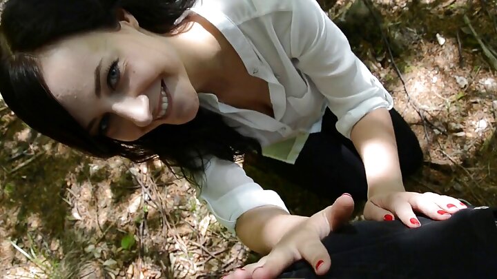 Lesbian iş müsahibəsi ağ divanda iki qadın orqazmı ilə başa çatdı.