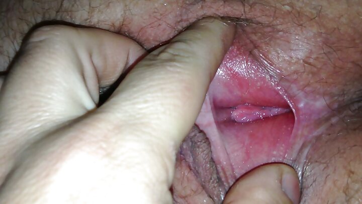 Bir çex qadın hekayələr paylaşmaq və hər dəlikdə sikişmək üçün porno kastinqə gəldi.