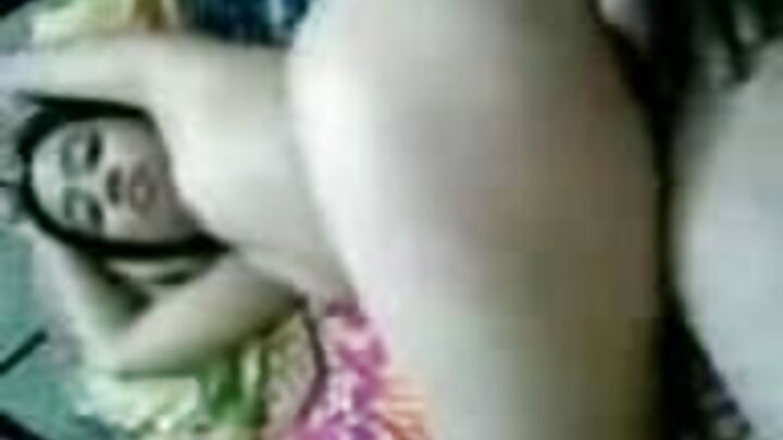 Ana Nina, tərxis olunmuş əsgərə kəməri ilə kömək edin.