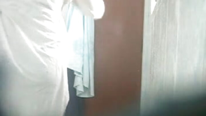 Hamilə Katya vanna otağında mastürbasiya edir və qarşıdan gələn doğuşa hazırlaşır.