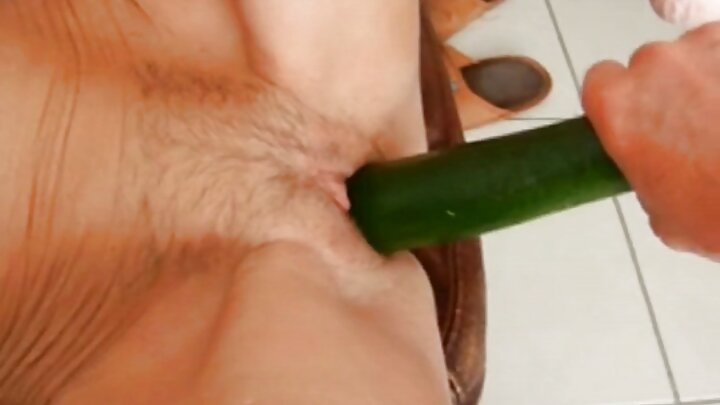 Çəhrayı saçlı şirin qız əla oral sekslər edir və it kimi sikişir