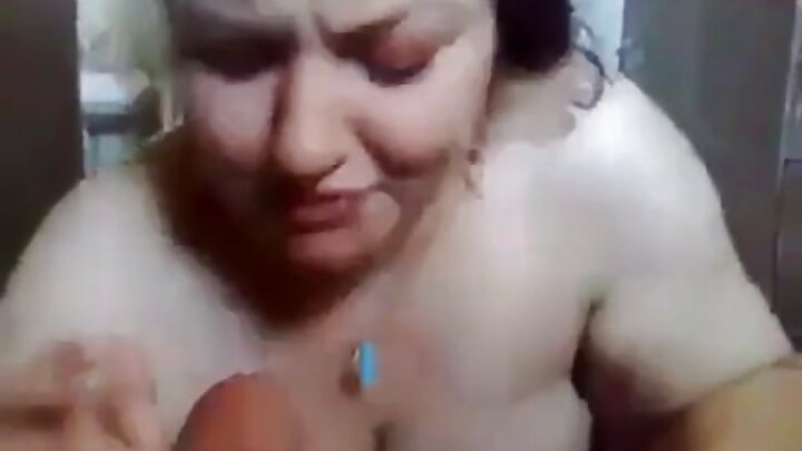 Şəxsi qeyd. Şöbə müdiri kök katibini ofisində aldadır.