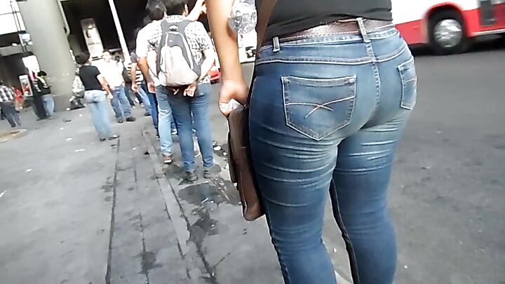 Təbii qırmızı saçlı qız arıq dostunu duşda sikir.