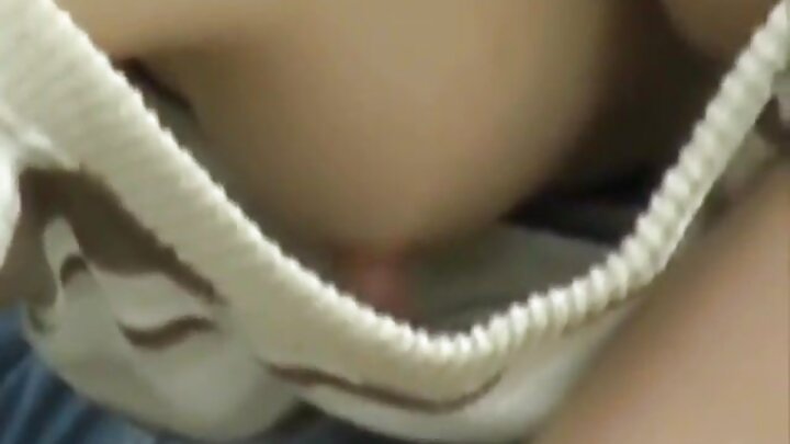 Böyük arxalı porno model anal və vaginal yumruqlama ilə möhtəşəm şəkildə zirvəyə çatır, əlini onun dəliklərinə deşir.
