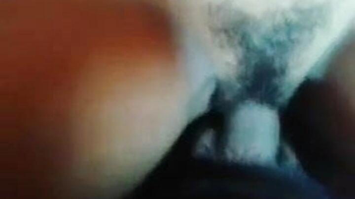 O, əmzikləri o qədər güclü şəkildə sorur ki, ağlasığmazdır. Doymaz bir oral seks qızından oral seks toplusu
