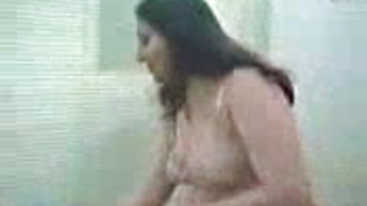 On səkkiz yaşlı Alisa boş vaxtlarında sərt anal seksdən həzz alır.