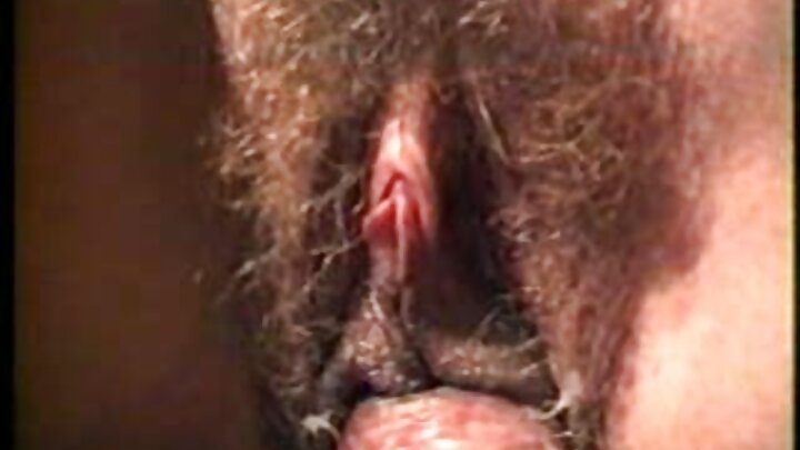 Onun cəmi on səkkiz yaşı var, amma porno ulduzu kimi udur