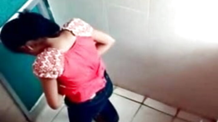36 yaşında seksual bir rus MILF, arxasını necə verməyi və sikdən duş almağı öyrəndi.