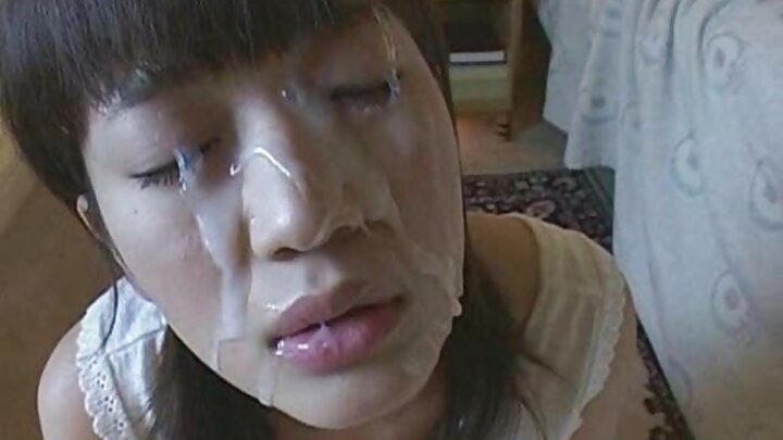 Porno ulduzu Nastya təcrübəsiz sevgilisinə mənim sikimi necə sormağı öyrədir.
