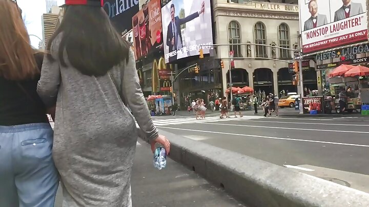 Qısa şortlu kürən qadın. O, gənc repetitoru seksə cəlb edib və onun spermasını ağzına alıb.