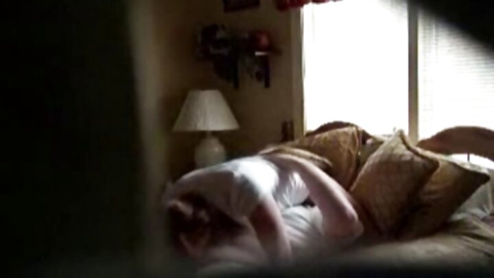 Amerikalı tələbə cütlüyü evdə çəkilmiş video çəkməyə qərar verərək videokamera qarşısında sikişir. Porno